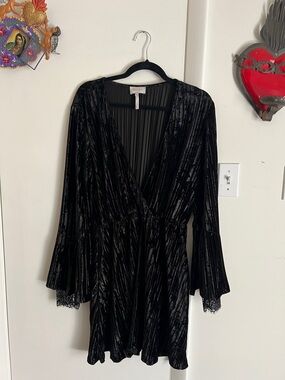 NWOT Laundry by Shelli Segal Ribbed Velvet Bell Sleeve Dress